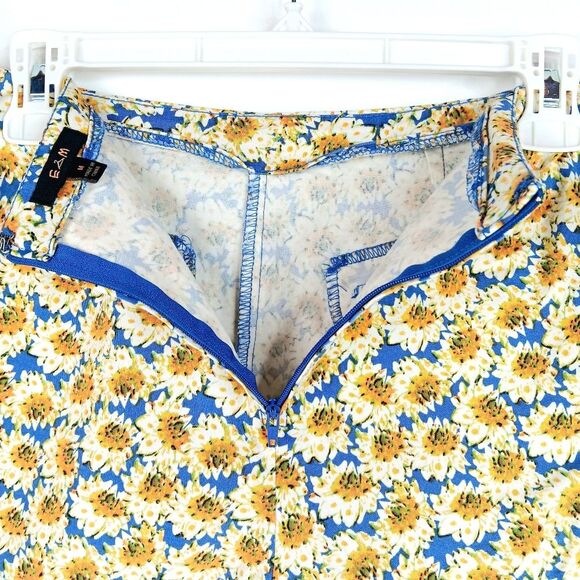 E Hanger M Women’s Blue Yellow Daisy Floral Shorts Medium Stretchy Zip Pockets - Picture 9 of 12